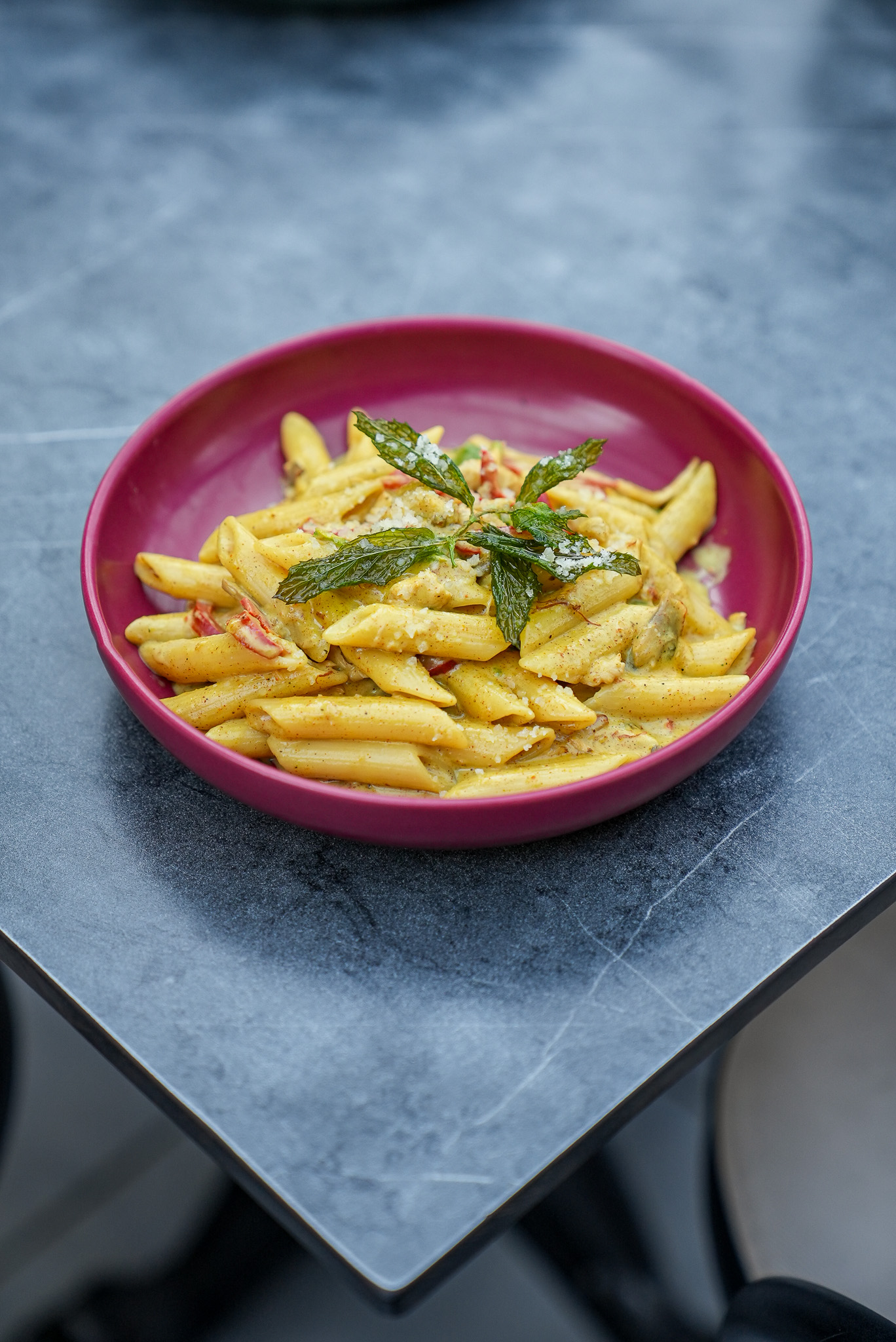 KÖRİ SOSLU TAVUKLU PENNE